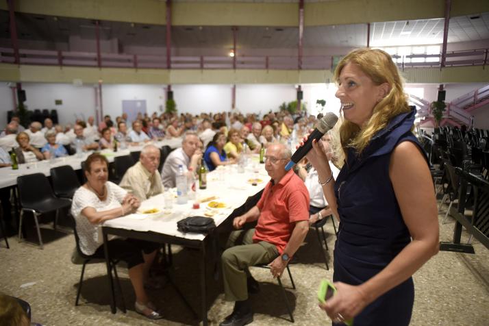 Comida y fiesta tercera edad (slowphotos_es) (1).jpg