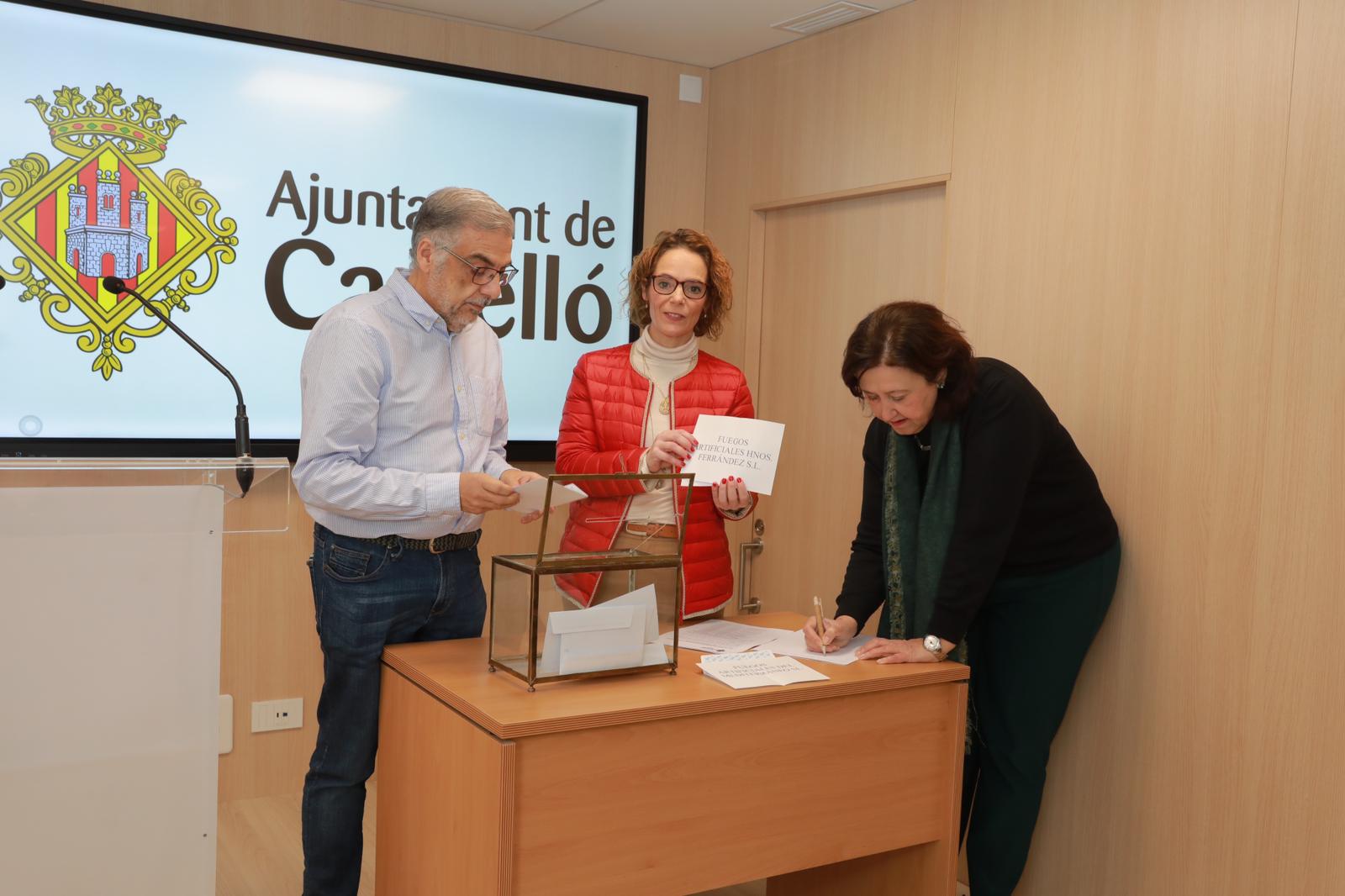 La gran participación ha hecho necesario realizar un sorteo, como marcan las bases del concurso, que se ha celebrado en la Sala de Prensa del Ayuntamiento. Serán Pirotecnia Valenciana, Pirotecnia Hermanos Ferrandez,  Pirotecnia Pibierzo, Pirotecnia Turís, Pirotecnia Zarzoso, Pirotecnia del Mediterráneo, Pirotecnia Hermanos Sirvent, las pirotecnias que dispararán en el concurso de las fiestas fundacionales de Castellón