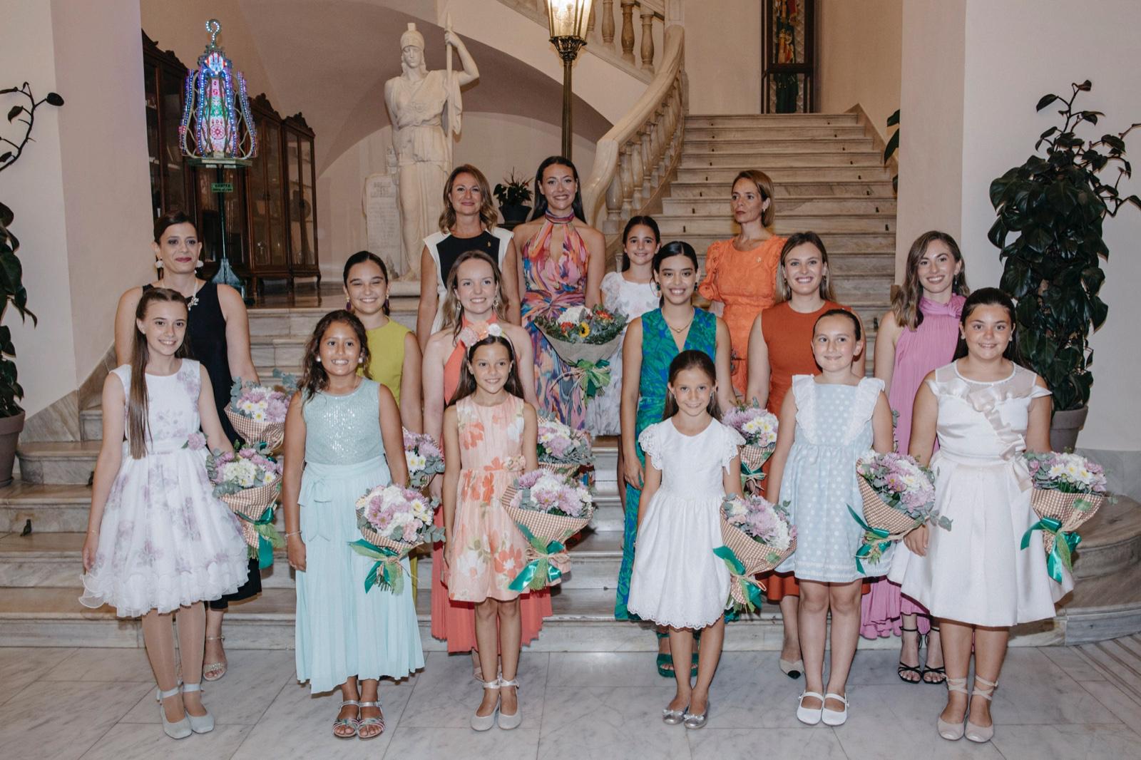 L'alcaldessa Begoña Carrasco i la regidora de Festes, Noelia Selma han obert les portes de l'Ajuntament per a celebrar la primera recepció oficial a Paula Torres Claramonte i Carla Ibáñez Fabra els qui ja són les màximes representants de les festes per a l'any 2025