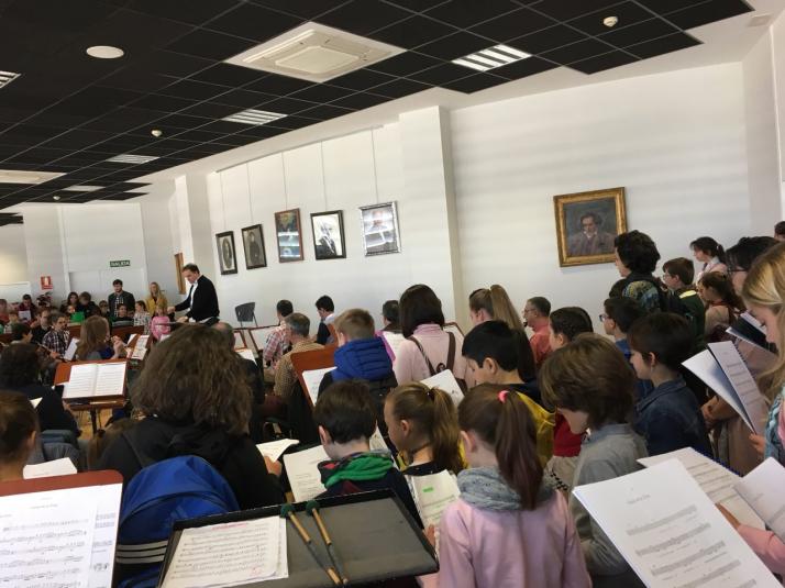 L_Escola Canta Assaig conjunt.jpg