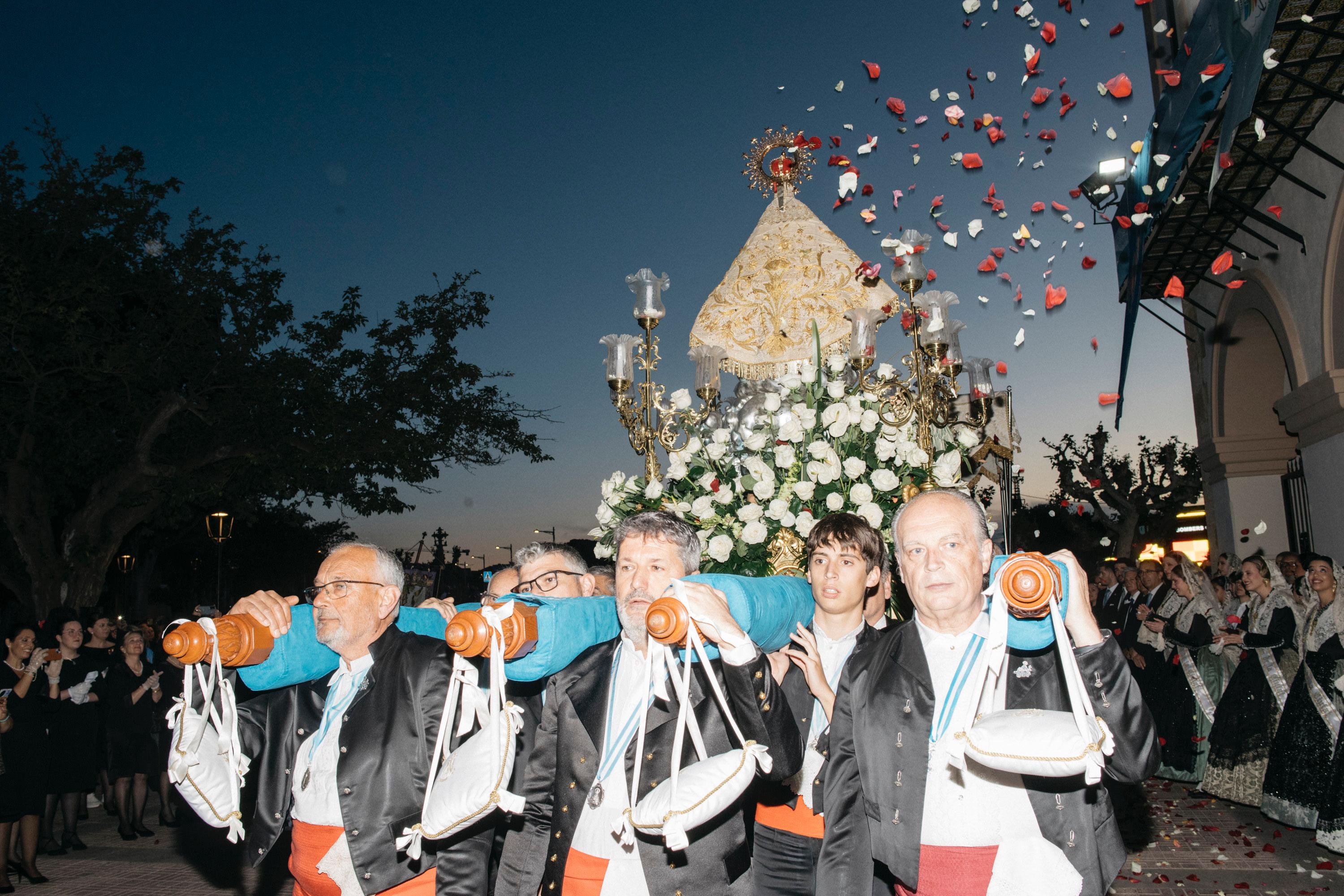 La alcaldesa de Castellón acompaña a la Mare de Déu del Lledó a la Basílica, en la procesión del traslado de la Virgen