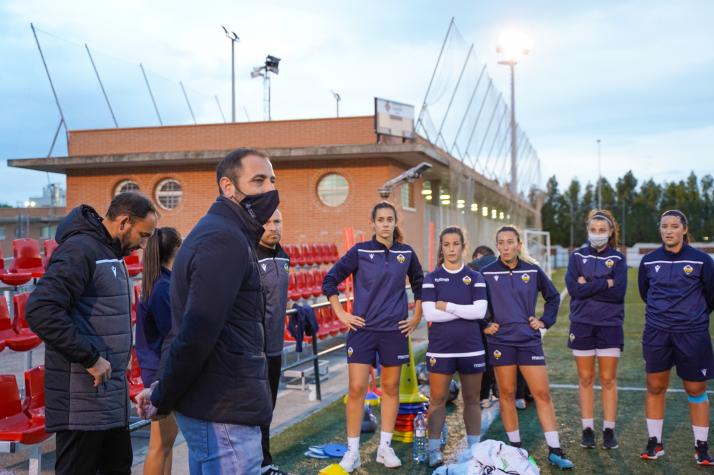 Braina en el Sindical con el equipo femenino del Castello.jpg