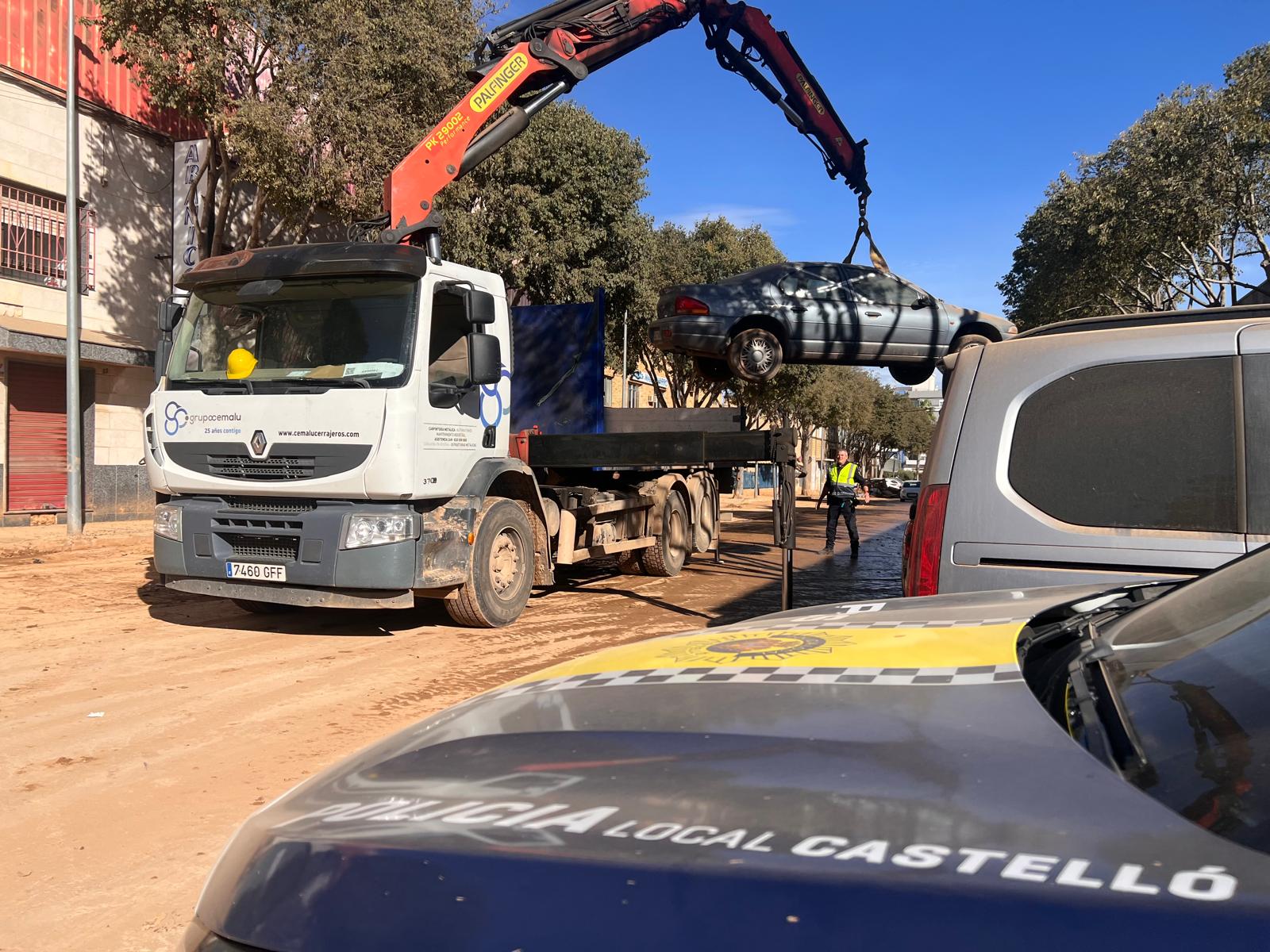 Voluntarios de la Policía Local de Castellón colaboran hoy en Aldaia en las tareas para restablecer la normalidad tras la DANA