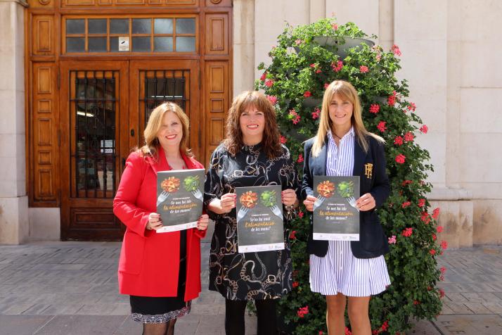 La concejala de Consumo, Mary Carmen Ribera, junto a Luisa Chornet y Pilar Esquer_.jpg