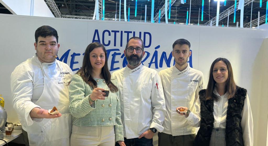 Alumnes de l'Escola d'Hostaleria i Turisme Costa de Azahar realitzen en Fitur un showcooking de tapes tradicionals de Castelló i ‘carajillo’