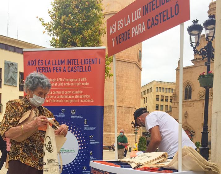 vecina de Castelloo frente al stand del proyecto de eficiencia energeetica.jpg