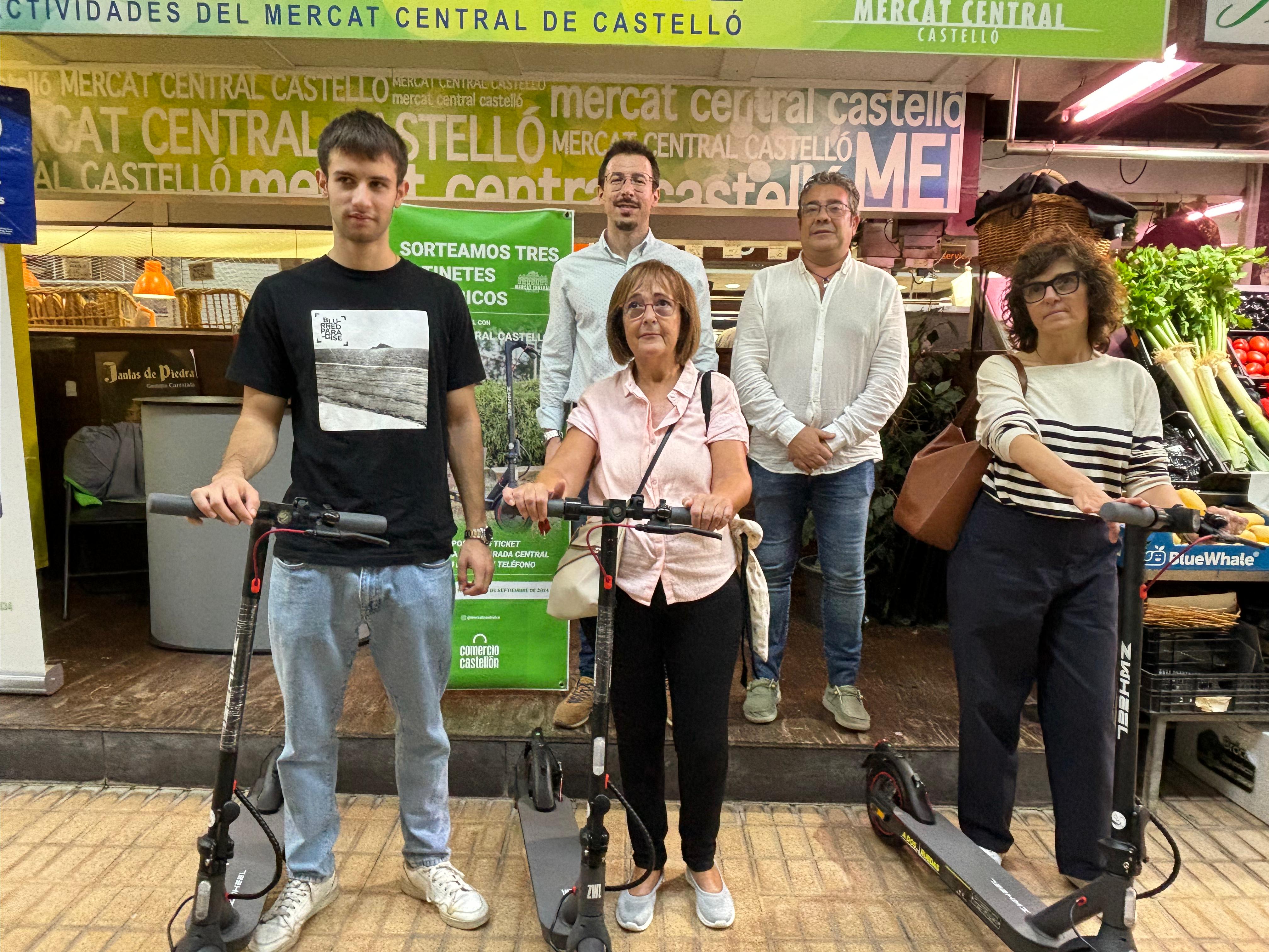 La regidoria de Comerç i el Mercat Central entreguen tres patinets elèctrics en el seu últim sorteig per a fomentar el comerç local