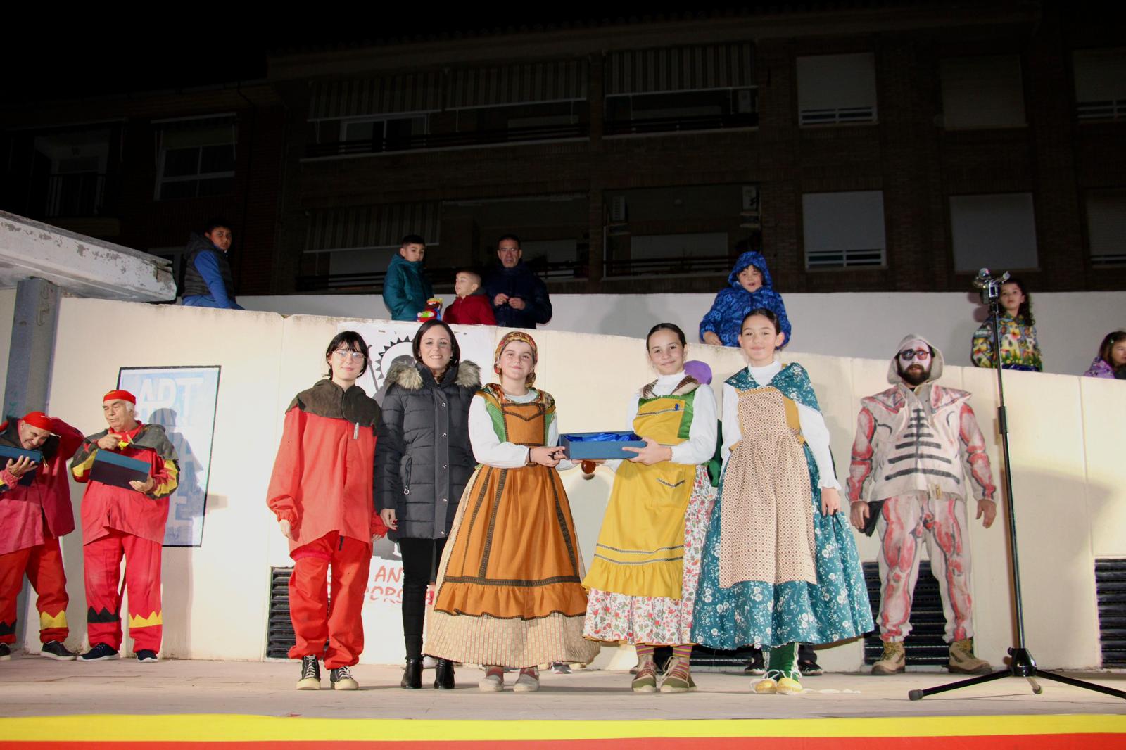 El Grau de Castelló celebra la benedicció d'animals i les tradicionals fogueres en una multitudinària festivitat de Sant Antoni